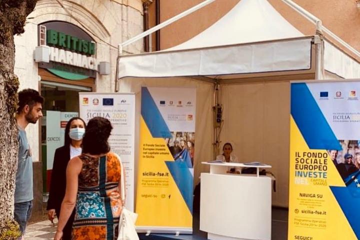 Allo stand informazioni sul programma del Fondo sociale europeo